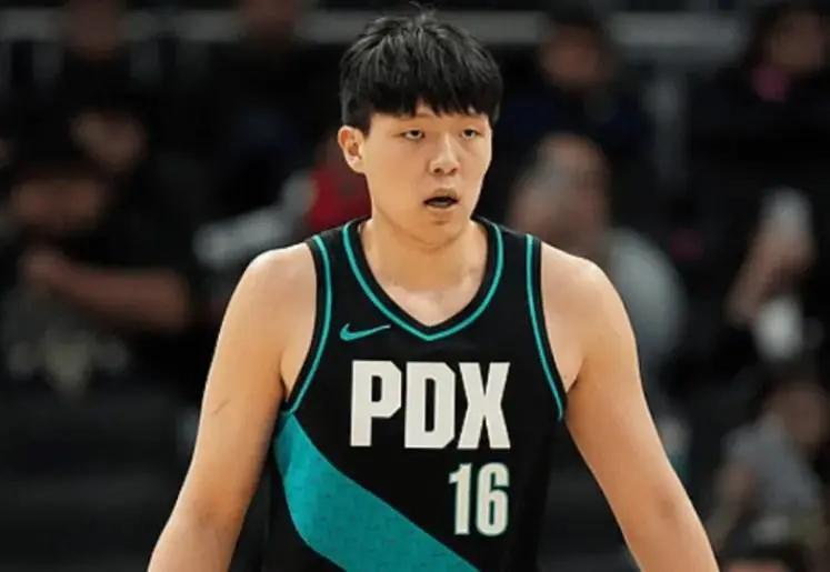 AG体育app下载-杨瀚森刚猛一节又垮！首节完美辅助，次节1分钟被轰8-0，太被动了